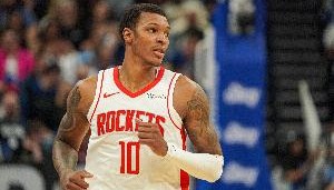 开云app-半场已两双在手！贾巴里-史密斯半场10中4砍10分13板&amp;抢3前场板