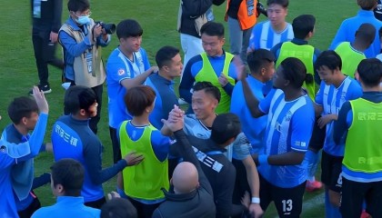 开云平台-贺惯刚正式加盟武汉三镇，就火线迎来新中卫搭档，曾是喀麦隆国脚